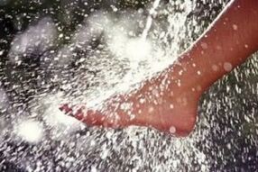 douche de contraste pour les jambes contre les varices