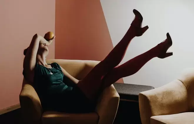 Jeune femme avec varices des jambes